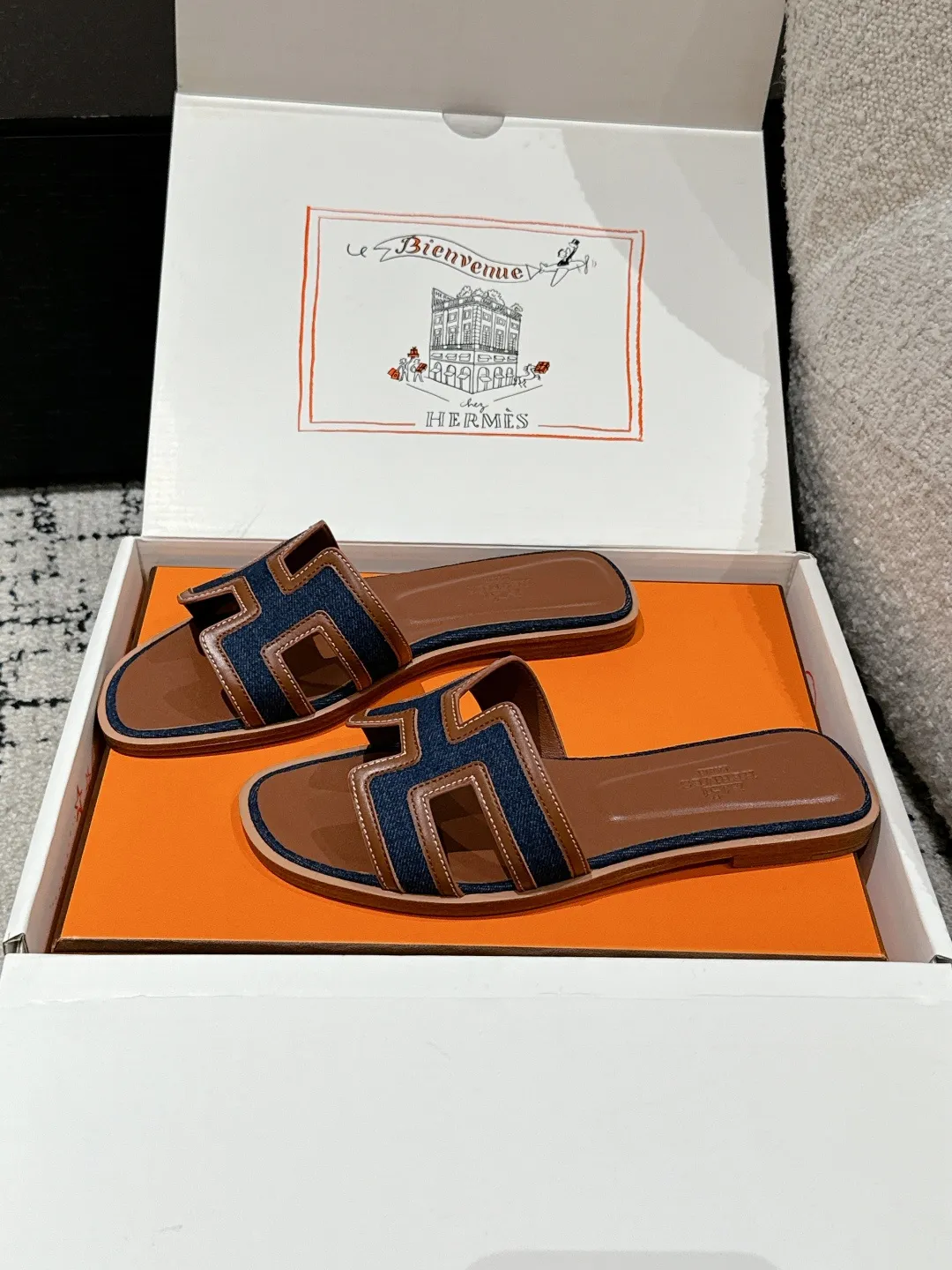 👟👟Ex-factory price 480👟👟 HERMES Hermès Oran series H classic slippers flat slippers 2025 spring and summer latest color matching family portrait ❤️ Original development Purchasing quality Integrated rhinestones, rivets, palm prints, graffiti, embroidery and other details make the simple H slippers new! Add more matching possibilities! The basic colors and this year’s hot new colors are all with your eyes closed. A must-have item for H fans in summer❤️Every color is beautiful ✔️Upper: cowhide/sheep/hot diamond/denim ✔️Foot: original sheepskin ✔️Sole: Italian A-grade double-layer leather outsole ✔️Size: #35-42 (40.41.42 custom-made, non-refundable)